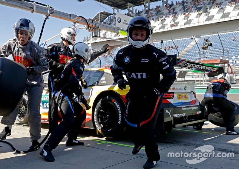 2017 wurde das Boxenstoppfenster in der DTM abgeschafft, jetzt kehrt es zurück: Ab 2020 darf erst ab der fünften Runde gestoppt werden. Damit will man verhindern, dass Piloten schon in der ersten Runde hereinkommen, um im Fall einer Safety-Car-Phase alle Trümpfe in der Hand zu haben. Das hat im Vorjahr zu heftigen Diskussion geführt.