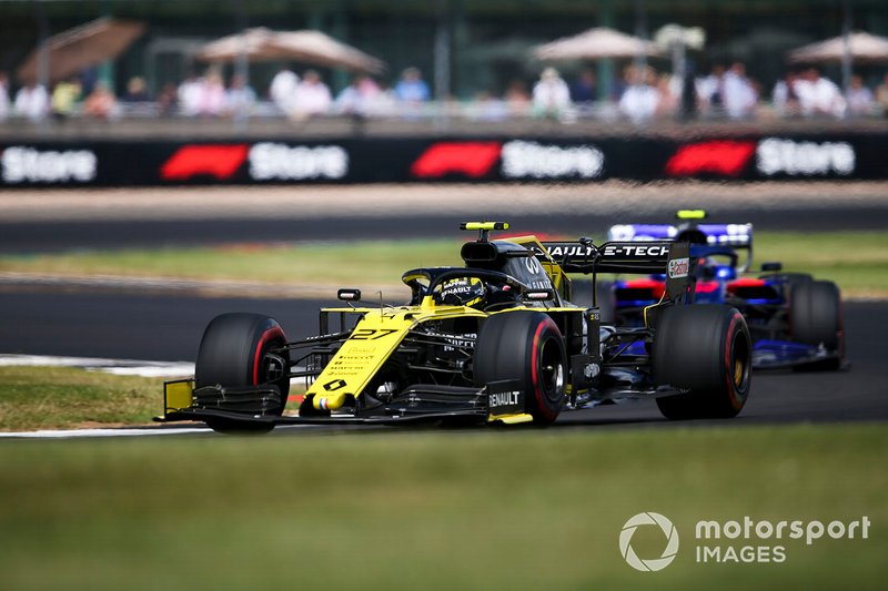 Nico Hulkenberg, Renault F1 Team R.S. 19, precede Alexander Albon, Toro Rosso STR14