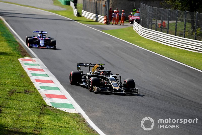 Kevin Magnussen, Haas F1 Team VF-19, leads Daniil Kvyat, Toro Rosso STR14