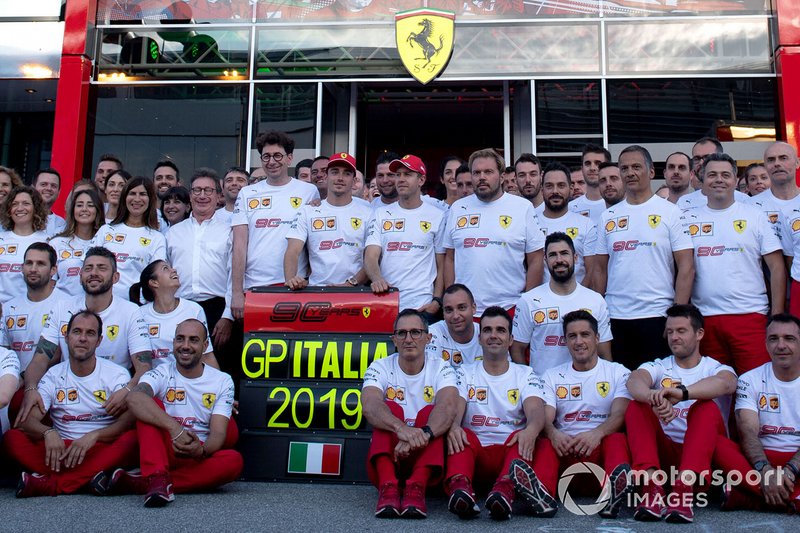 Mattia Binotto, Team Principal Ferrari, Charles Leclerc, Ferrari, e Sebastian Vettel, Ferrari, entra nel team Ferrari per celebrare il 90esimo anniversario