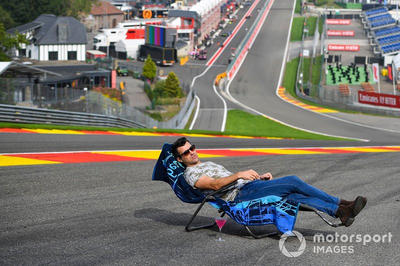 Steve Jones, presentador del Canal 4, se relaja en una tumbona en Eau Rouge