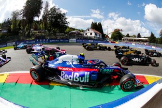 Daniel Ricciardo, Renault F1 Team R.S.19, lotta con Romain Grosjean, Haas F1 Team VF-19, Nico Hulkenberg, Renault F1 Team R.S. 19, Pierre Gasly, Toro Rosso STR14, e Lance Stroll, Racing Point RP19, all'inizio della gara
