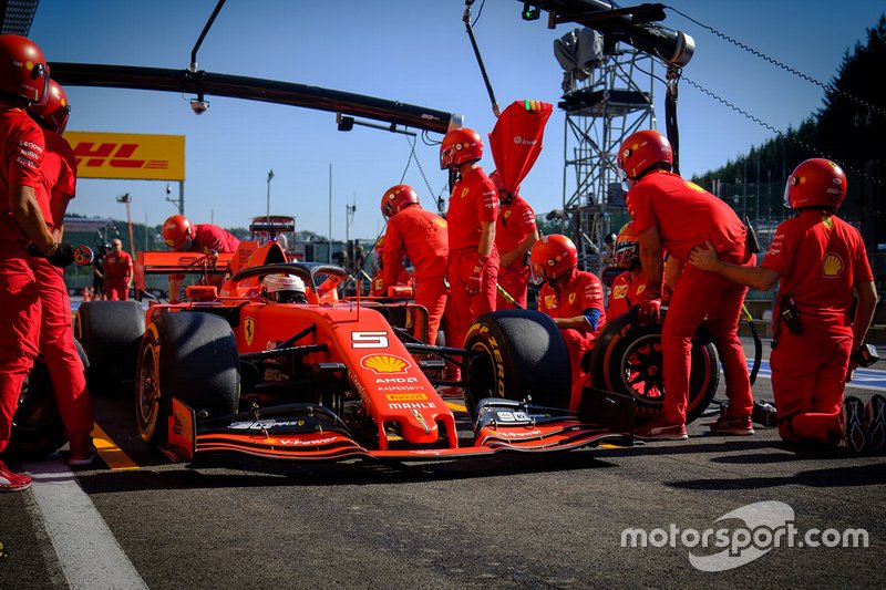 Sebastian Vettel, Ferrari SF90, au stand