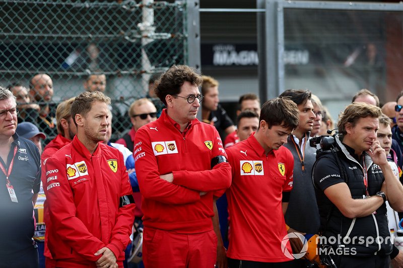 Sebastian Vettel, Ferrari, Mattia Binotto, Director Ferrari, Charles Leclerc, Ferrari, en la parrilla para el memorial de Anthoine Hubert.