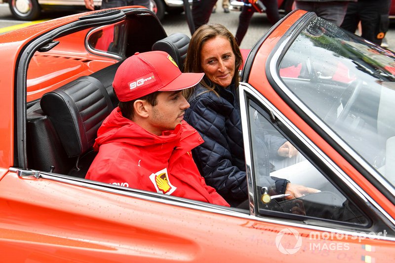 Charles Leclerc, Ferrari, en el desfile de pilotos