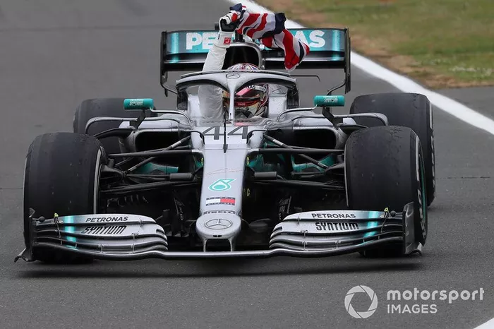 Hamilton celebra una nueva victoria