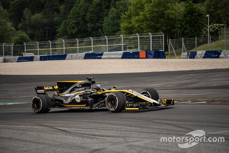 Guanyu Zhou, Renault Sport Academy, prueba el Renault 2017 F1 en Austria
