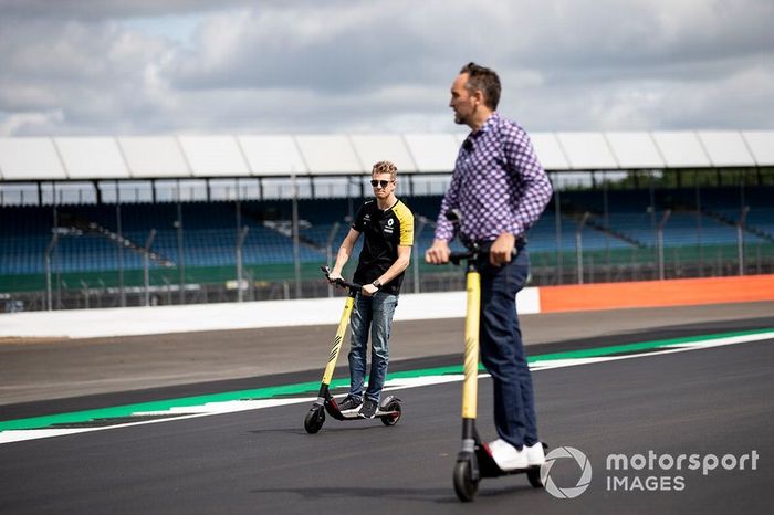 Nico Hulkenberg, Renault F1 Team camina por la pista en un scooter 