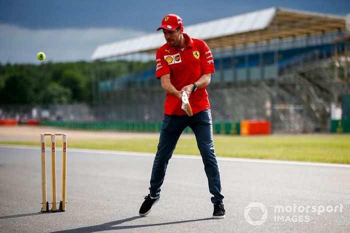 Sebastian Vettel, Ferrari, jugando a cricket 