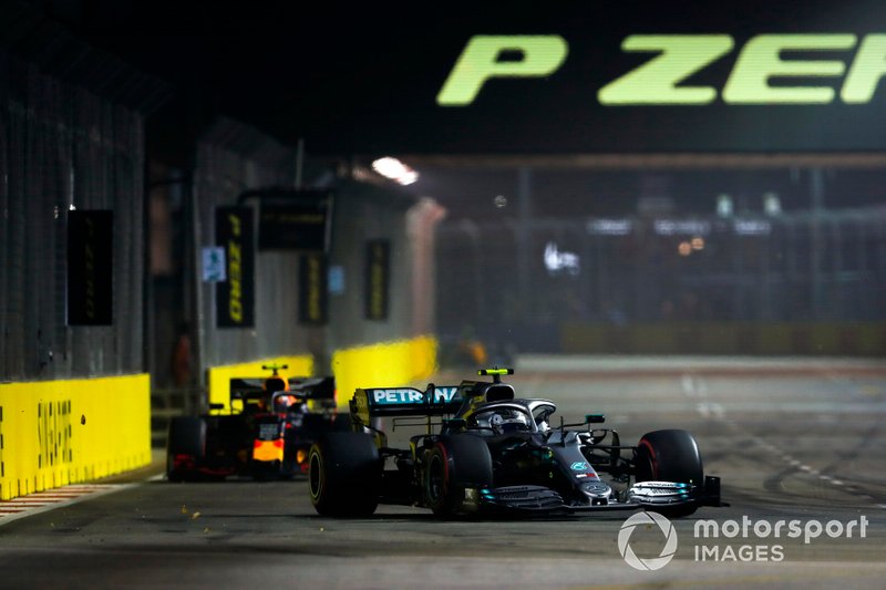 Valtteri Bottas, Mercedes AMG W10, precede Alexander Albon, Red Bull RB15