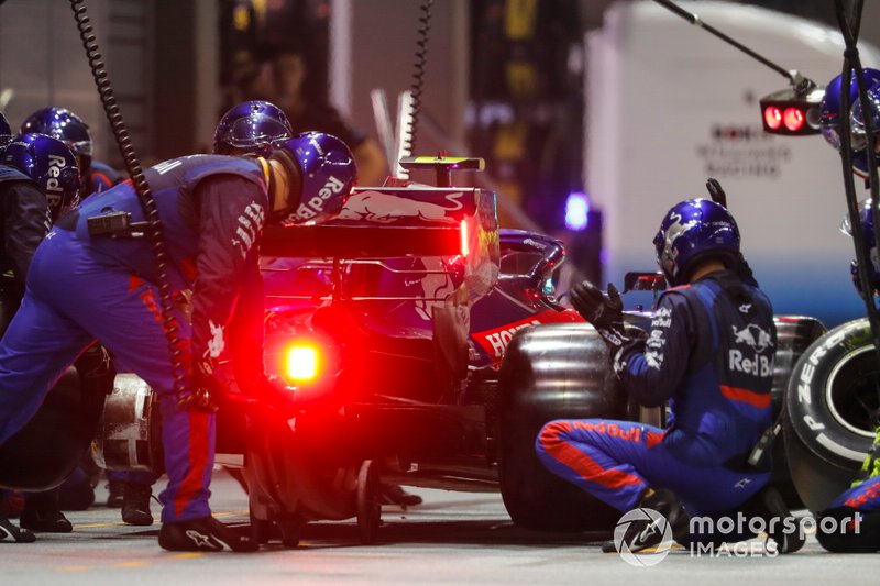 Pierre Gasly, Toro Rosso STR14, fa uno stop