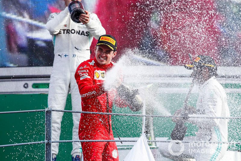 El ganador de la carrera Charles Leclerc, Ferrari celebra en el podio con el champán