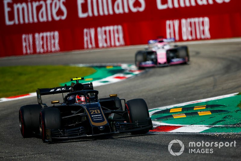 Kevin Magnussen, Haas F1 Team VF-19, precede Sergio Perez, Racing Point RP19