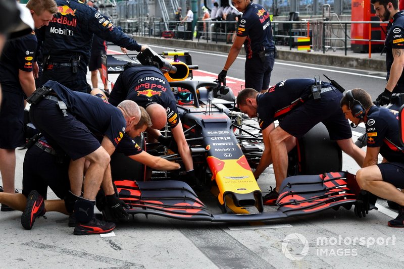 I meccanici della Red Bull sostituiscono l'ala frontale dell'auto di Pierre Gasly, Red Bull Racing RB15