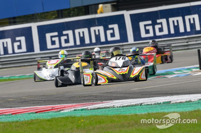 Een spectaculair gezicht: de superkarts