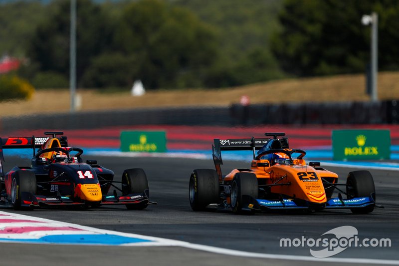 Alexander Peroni, Campos Racing, leads Yuki Tsunoda, Jenzer Motorsport