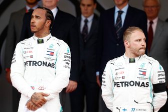 Lewis Hamilton, Mercedes AMG F1, 1e plaats, en Valtteri Bottas, Mercedes AMG F1, 3e plaats, op het podium