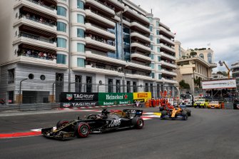 Romain Grosjean, Haas F1 Team VF-19, voor Lando Norris, McLaren MCL34, en Charles Leclerc, Ferrari SF90