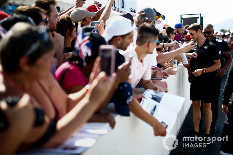 Romain Grosjean, Haas F1 signe un autographe pour un fan