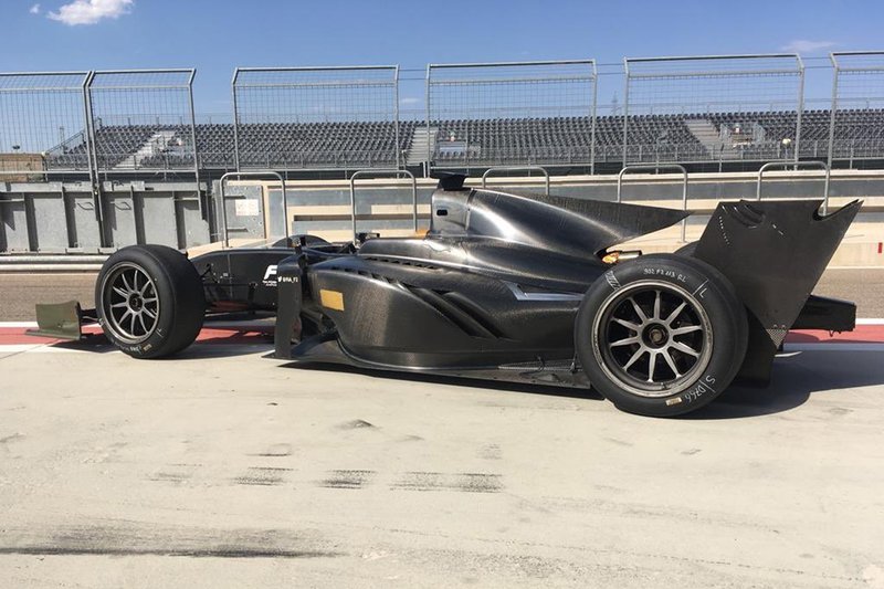 FIA F2 autó - 18 colos kerekek