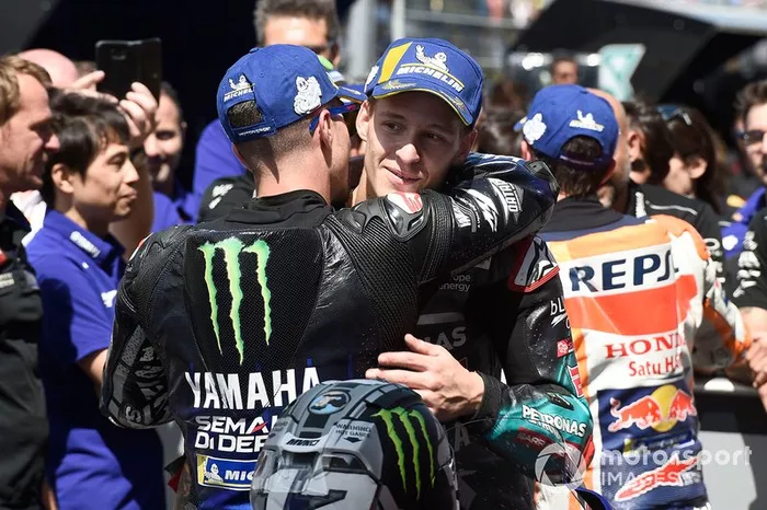 Viñales comemora vitória no GP da Holanda abraçando Fabio Quartararo