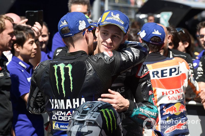 Ganador Maverick Vinales, Yamaha Factory Racing, tercer puesto Fabio Quartararo, Petronas Yamaha SRT
