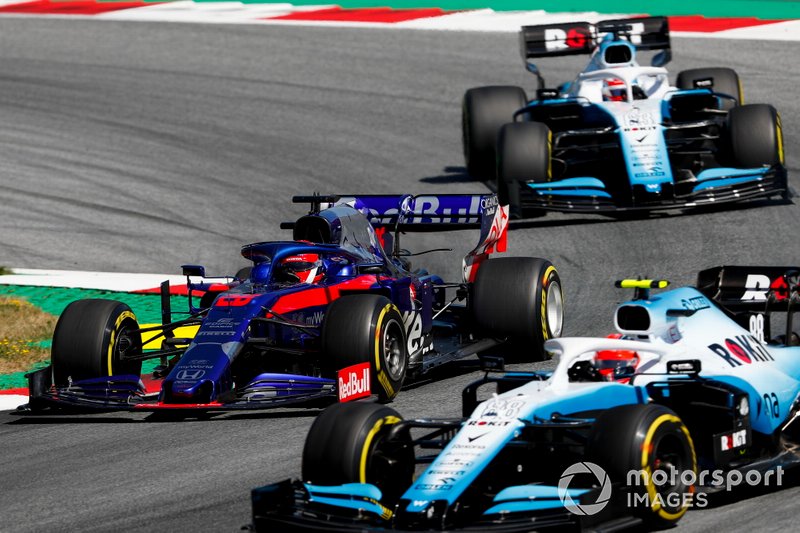Robert Kubica, Williams FW42, precede Daniil Kvyat, Toro Rosso STR14, e George Russell, Williams Racing FW42