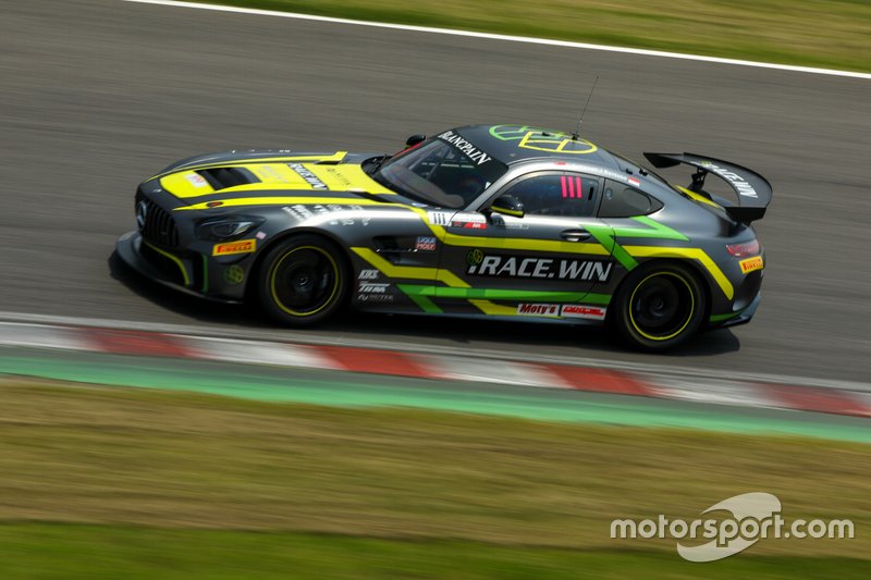 #111 Team iRace.Win Mercedes-AMG GT4: Setiawan Santoso, Ringo Chong