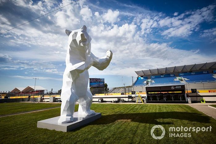 Una gran escultura de oso a un lado de la pista