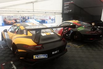 Le Porsche del team Tsunami RT, nel garage