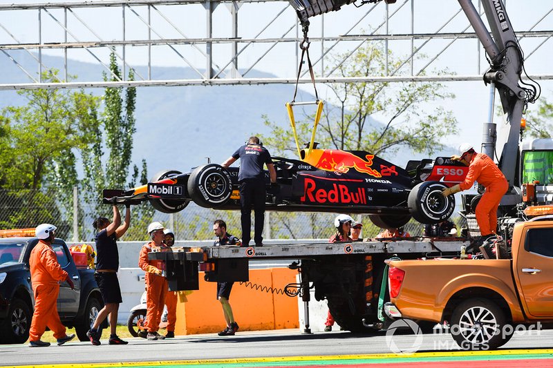 Coche de Dan Ticktum, Red Bull Racing RB15 montado en la parte trasera de una grúa