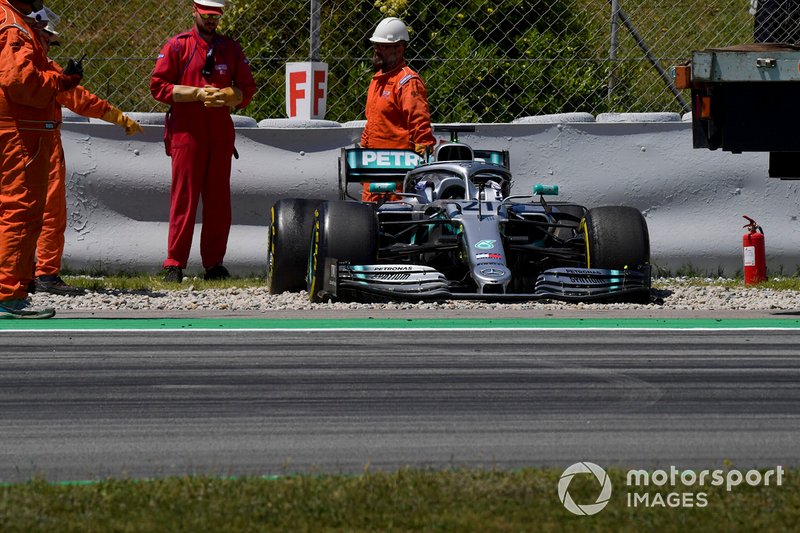 Автомобиль Mercedes AMG F1 W10 Никиты Мазепина в гравии