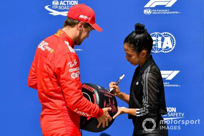 Sebastian Vettel, de la actriz Liza Koshy, recibe el premio Pirelli Pole Position Award