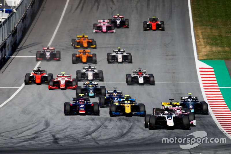 Nyck De Vries, ART Grand Prix, comanda all'inizio della gara