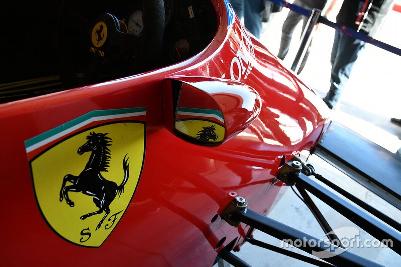 Dettaglio del logo sulla fiancata di una Ferrari