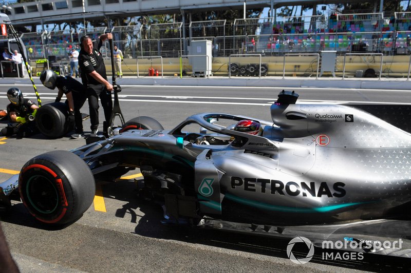 Lewis Hamilton, Mercedes AMG F1 W10, ai box durante le prove libere