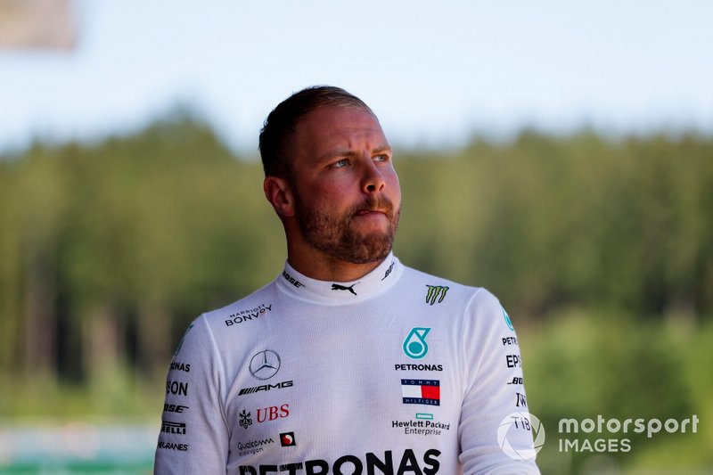 Valtteri Bottas, Mercedes AMG F1 camina por el pit lane después de su accidente