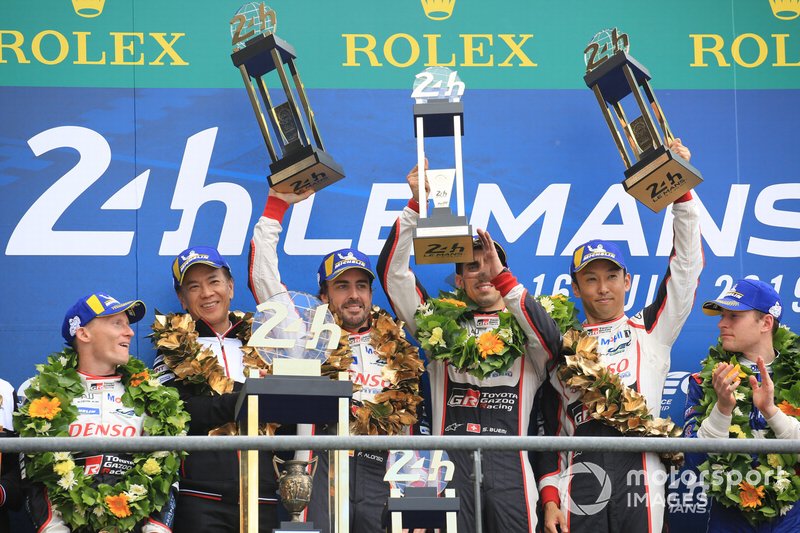 Les vainqueurs #8 Toyota Gazoo Racing Toyota TS050: Sébastien Buemi, Kazuki Nakajima, Fernando Alonso
