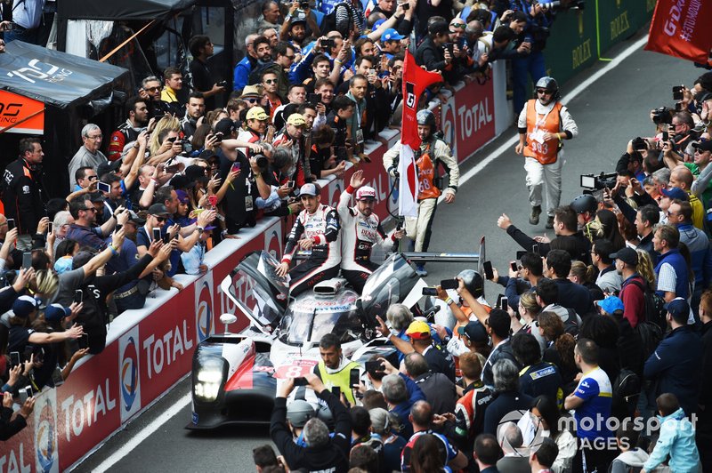 Ganadores #8 Toyota Gazoo Racing Toyota TS050: Sébastien Buemi, Kazuki Nakajima, Fernando Alonso