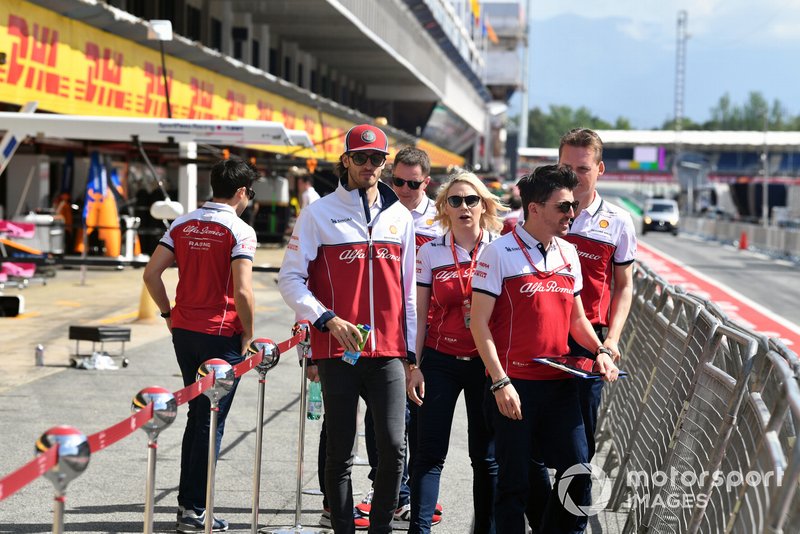 Antonio Giovinazzi, Alfa Romeo Racing in the pit lane