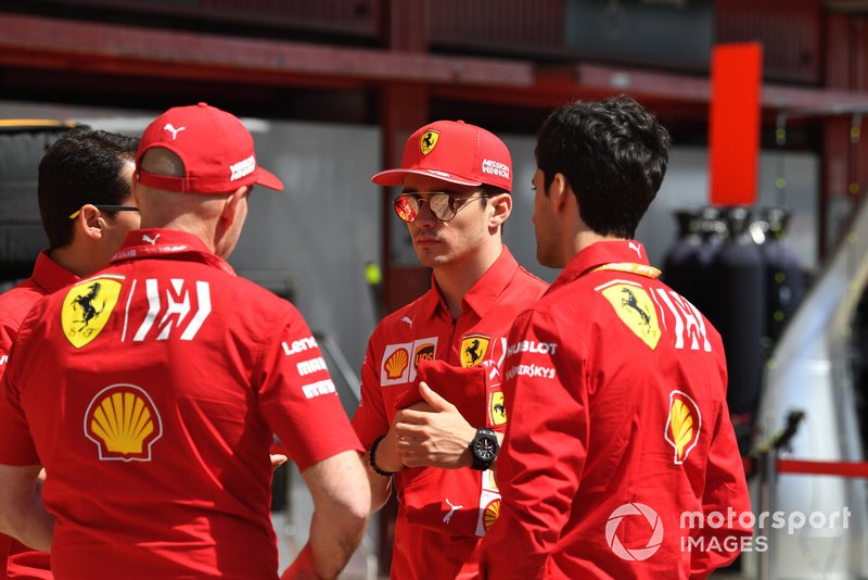 Charles Leclerc, Ferrari speaks con Jock Clear, Ferrari nella pit lane