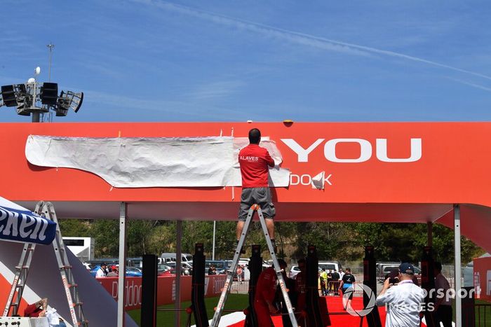 Trabajadores instalando marcas en el paddock