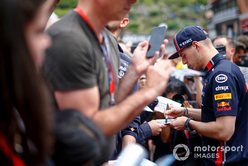 Max Verstappen, Red Bull Racing firma un autografo ad un fan