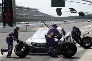 Denny Hamlin, Joe Gibbs Racing, Toyota Camry FedEx Office, makes a pit stop