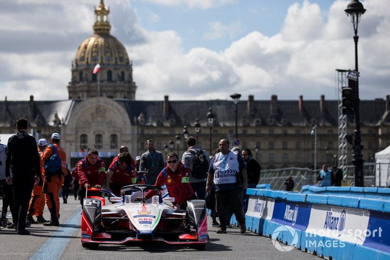 La monoposto di Jérôme d'Ambrosio, Mahindra Racing, M5 Electro, viene spinta lungo la pit lane
