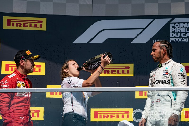 Sebastian Vettel, Ferrari, seconda posizione, il trofeo dei costruttori delegato alla Mercedes e Lewis Hamilton, Mercedes AMG F1, prima posizione, sul podio