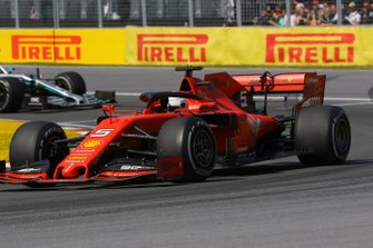 Sebastian Vettel, Ferrari SF90, Lewis Hamilton, Mercedes AMG F1 W10