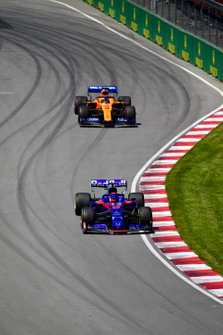 Daniil Kvyat, Toro Rosso STR14, voor Carlos Sainz Jr., McLaren MCL34