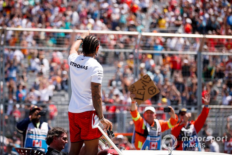 Lewis Hamilton, Mercedes AMG F1, saluta il pubblico durate la parata dei piloti