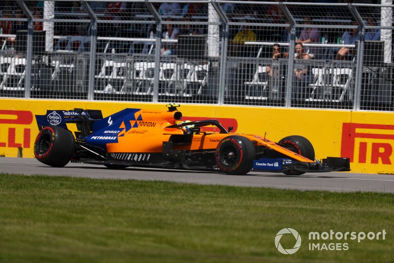 Lando Norris, McLaren MCL34, lascia la sua monoposto incidentata